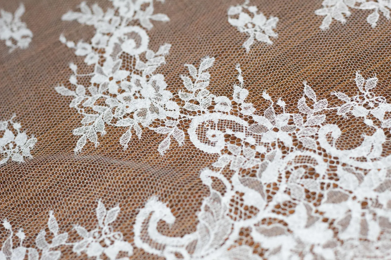 Encaje Chantilly color marfil, ref. N-03